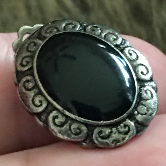 Vintage black glass cabochon filigree earrings - Picture 4 of 7